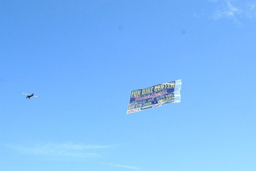 The Surprising Way Airplanes Attach Advertising Banners After Takeoff
