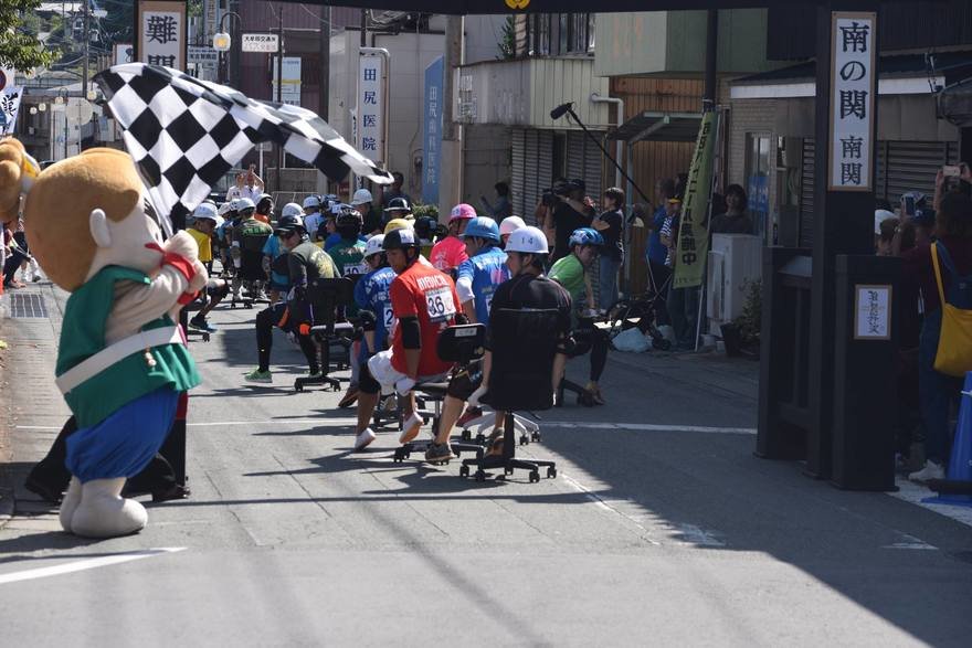 Japanese Chair Racing Japan's Gran-Prix-Style Office Chair Racing Event - Core77