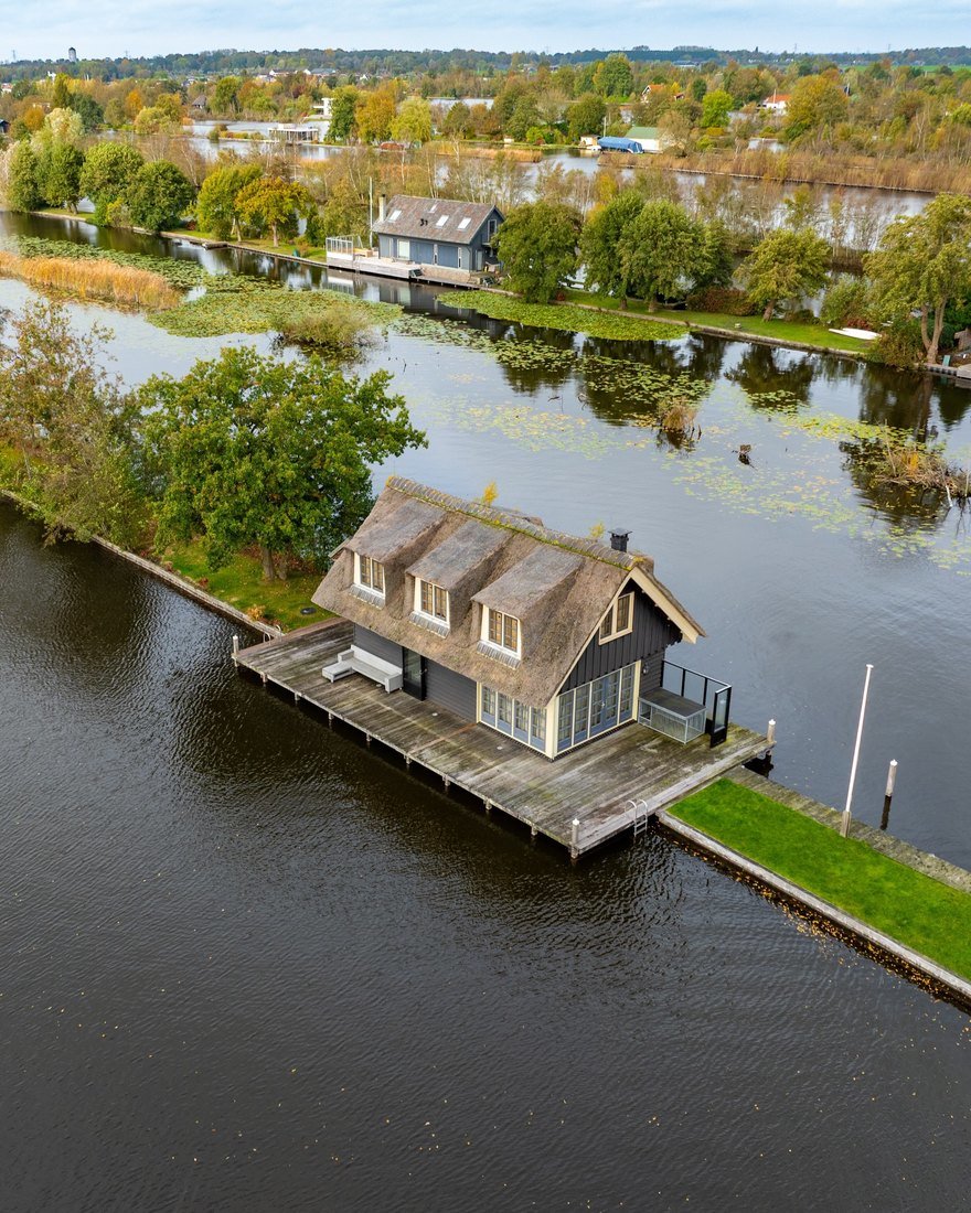 The Dutch Community Where People Live on Strips of Land in a Lake - Core77