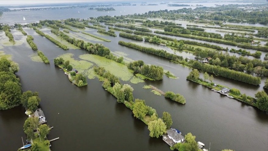 The Dutch Community Where People Live on Strips of Land in a Lake - Core77