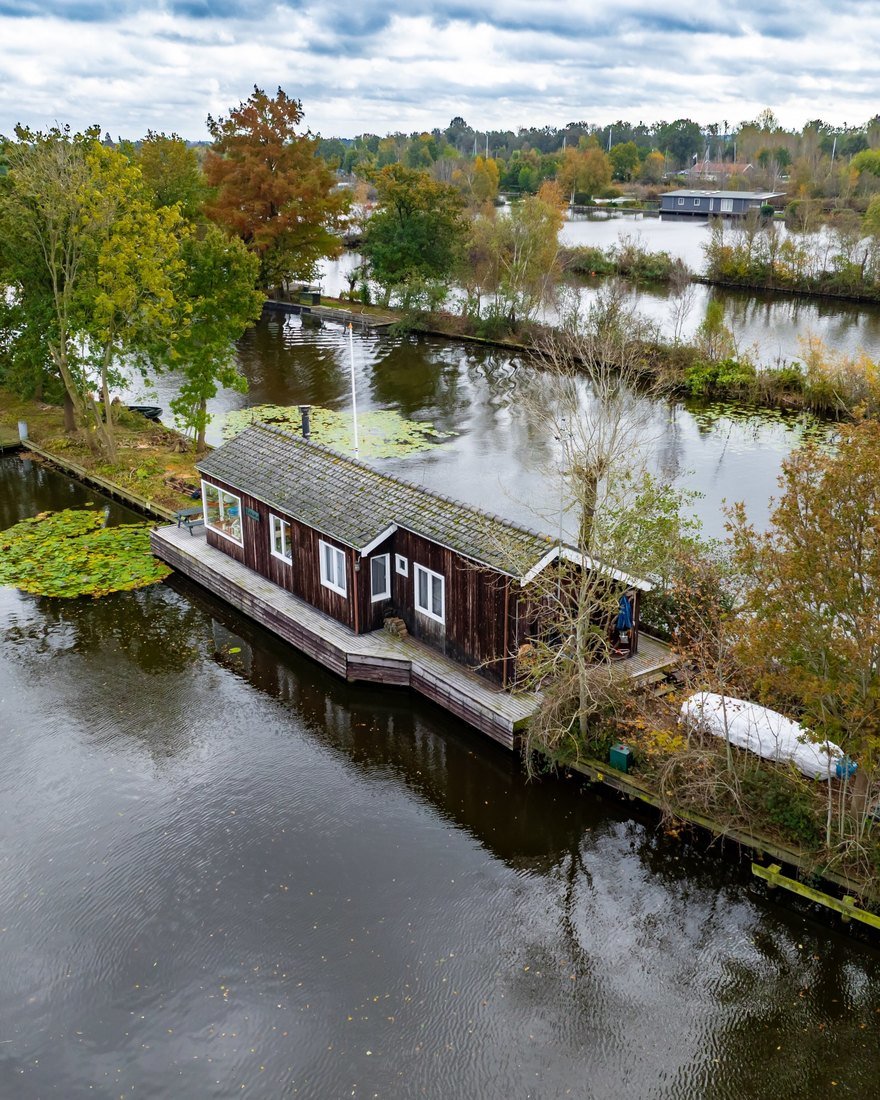 The Dutch Community Where People Live on Strips of Land in a Lake - Core77