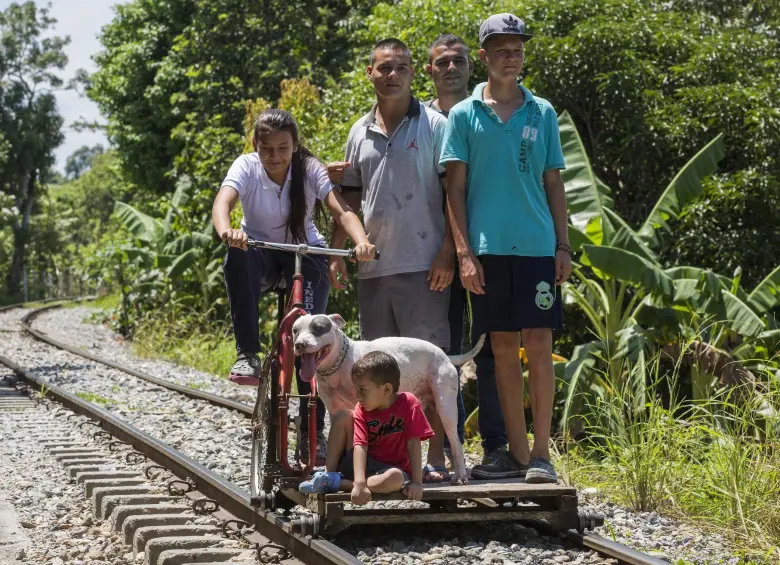 Improvised Transport on Abandoned Infrastructure: Colombia's Ingenious Motorcycle-Railroad Adapters - Core77