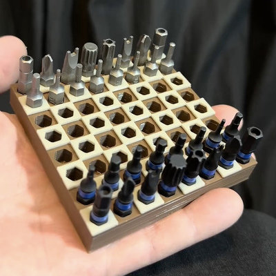 Brilliant Portable 3D-Printed Chess Set for Tradespeople